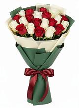 Букет Микс из красных и белых роз в Хвастовичах