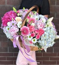 Цветочная композиция из Розы, Хризантемы, Пионы и Лизиантусы в корзине в Хвастовичах