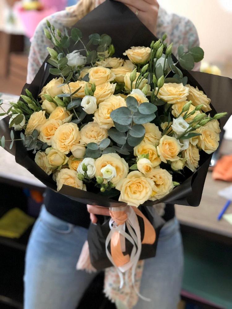 Букет цветов из: Розы и Лизиантусы в Хвастовичах