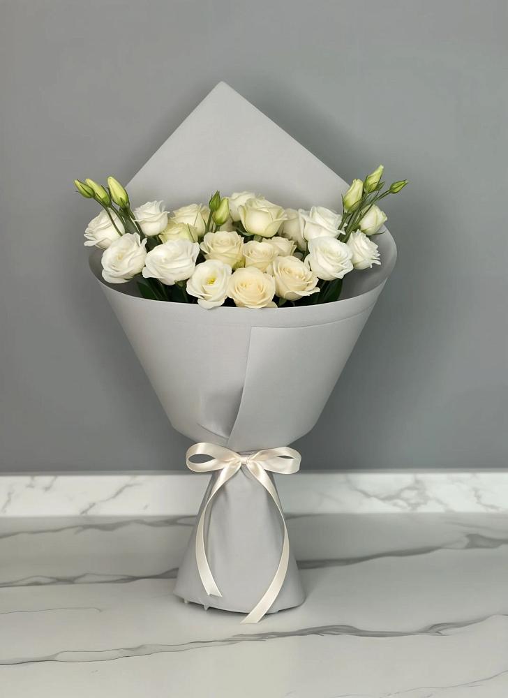 Букет цветов из: Розы и Лизиантусы в Хвастовичах