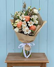 Букет цветов из:  Альстромерии, Лизиантусы, Розы и Хризантемы в Хвастовичах