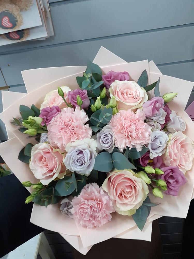 Букет цветов из: Розы, Гвоздики и Лизиантусы в Хвастовичах